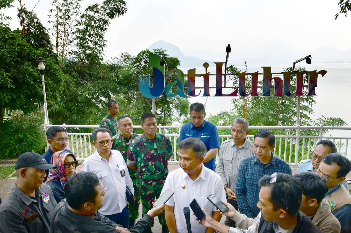 Pj Gubernur Jawa Barat Bey Machmudin usai tinjau sungai Citarum di Kabupaten Purwakarta.