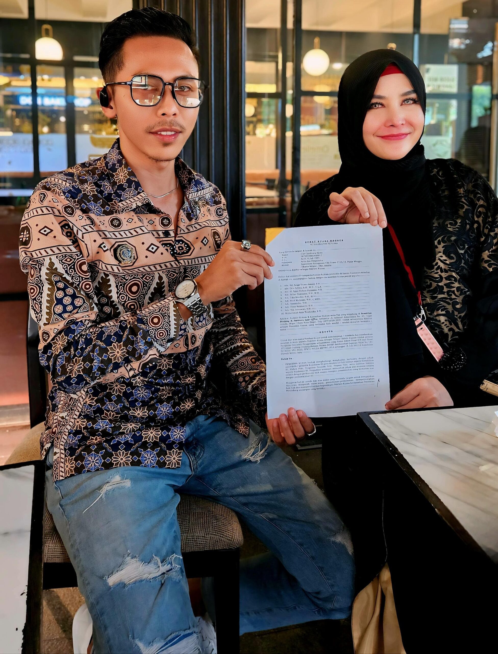 Managing Director Sembilan Bintang Rd. Anggi Triana Ismail bersama Cynthiara Alona.