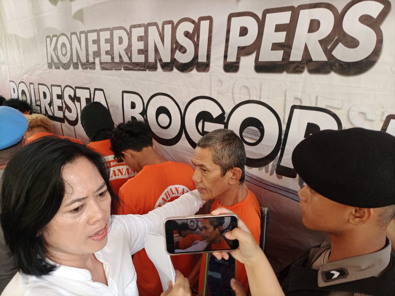 Kanit PPA Satreskrim Polresta Bogor Kota AKP Ni Komang Armini hendak menggiring Abah Oyen ke Rutan Polresta Bogor Kota.