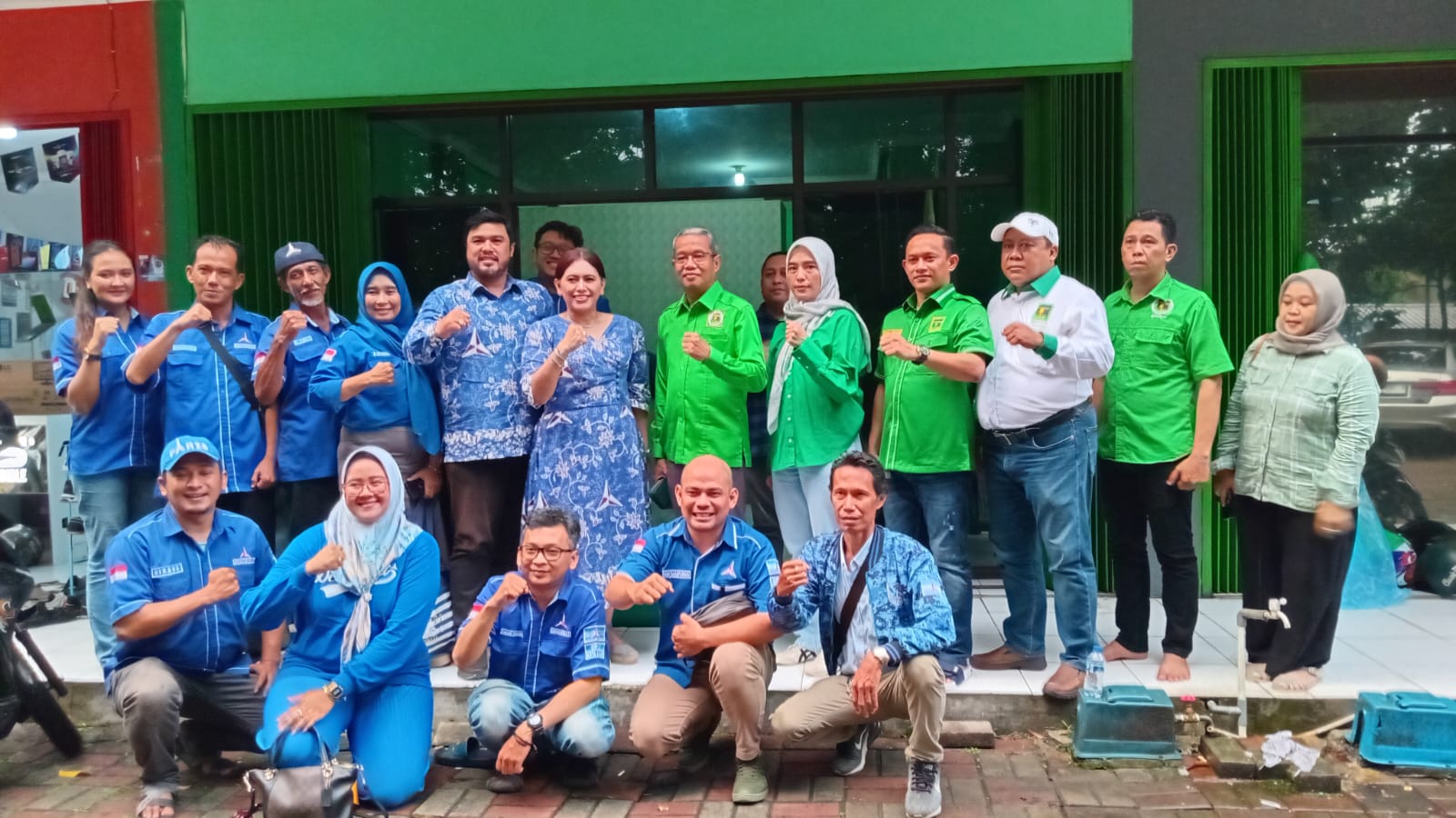 Jajaran DPC PPP foto bersama dengan jajaran DPC Demokrat Kota Bogor di kantor DPC PPP Kota Bogor, jalan Sumeru, Kecamatan Bogor Barat.