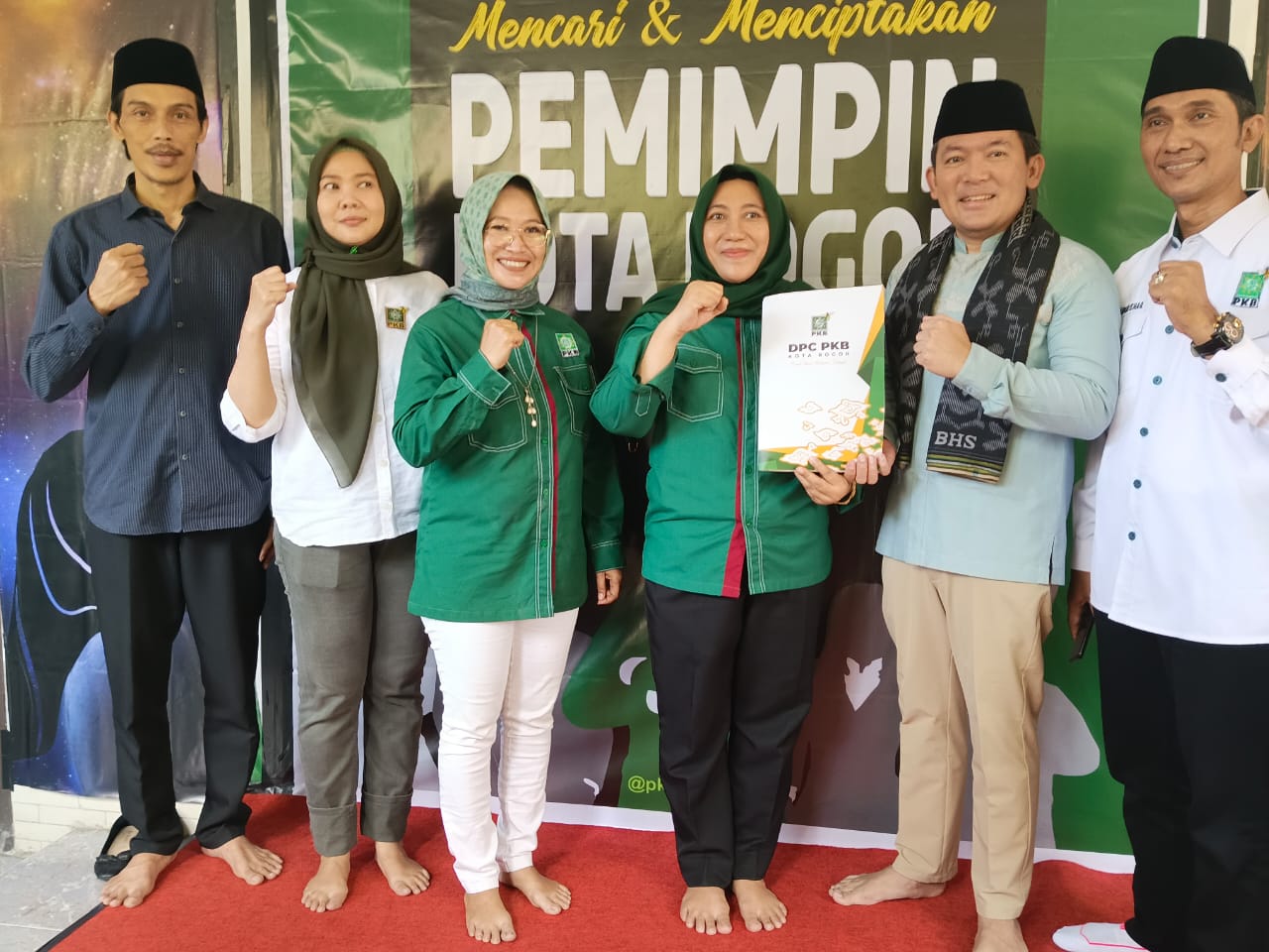 dr Rayendra bersama jajaran PKB Kota Bogor saat menyerahkan formulir pendaftaran Bacawalkot Bogor beberapa waktu lalu.