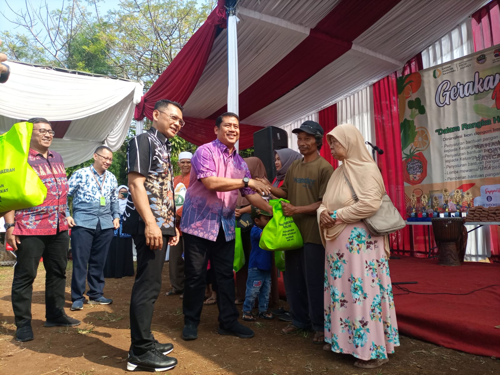 Penyaluran bantuan pangan dan gelar pangan murah oleh DKPP Kota Bogor di Lapangan Genteng, Kecamatan Bogor Selatan.