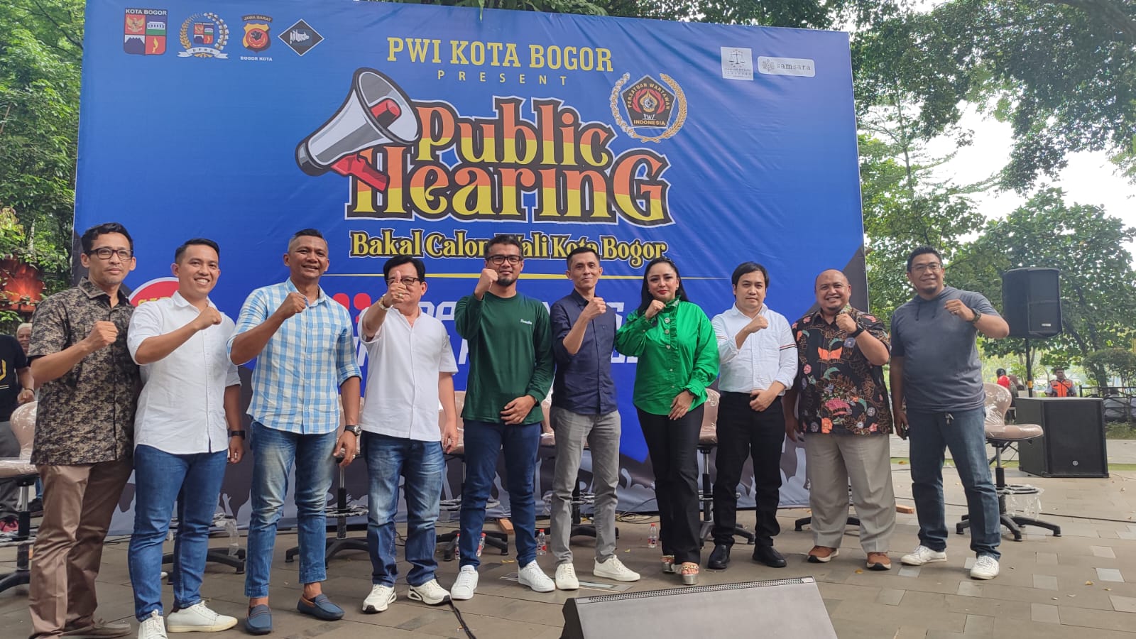 Para Bacawalkot Bogor foto bersama bersama dengan jajaran PWI Kota Bogor usai acara Public Hearing di Taman Ekspresi Sempur, Kecamatan Bogor Tengah.