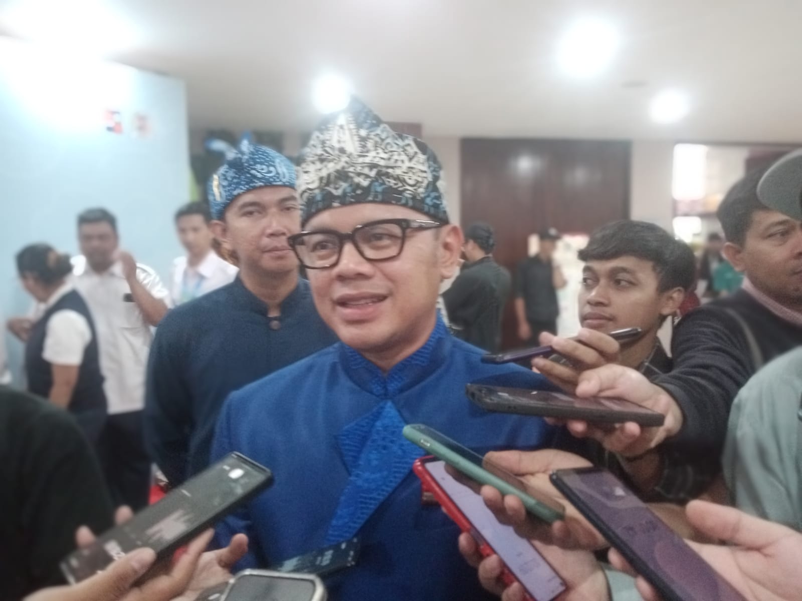 Bima Arya Sugiarto saat memberikan keterangan kepada wartawan di Gedung DPRD Kota Bogor, usai rapat paripurna HJB ke 542 Kota Bogor pada Senin 3 Juni 2024.