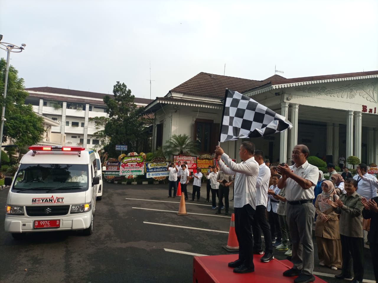 Pj Gubernur Jawa Barat Bey Machmudin saat melepas ribuan tim pemeriksa hewan kurban yang bertugas di wilayah Bogor, Depok dan Bekasi.