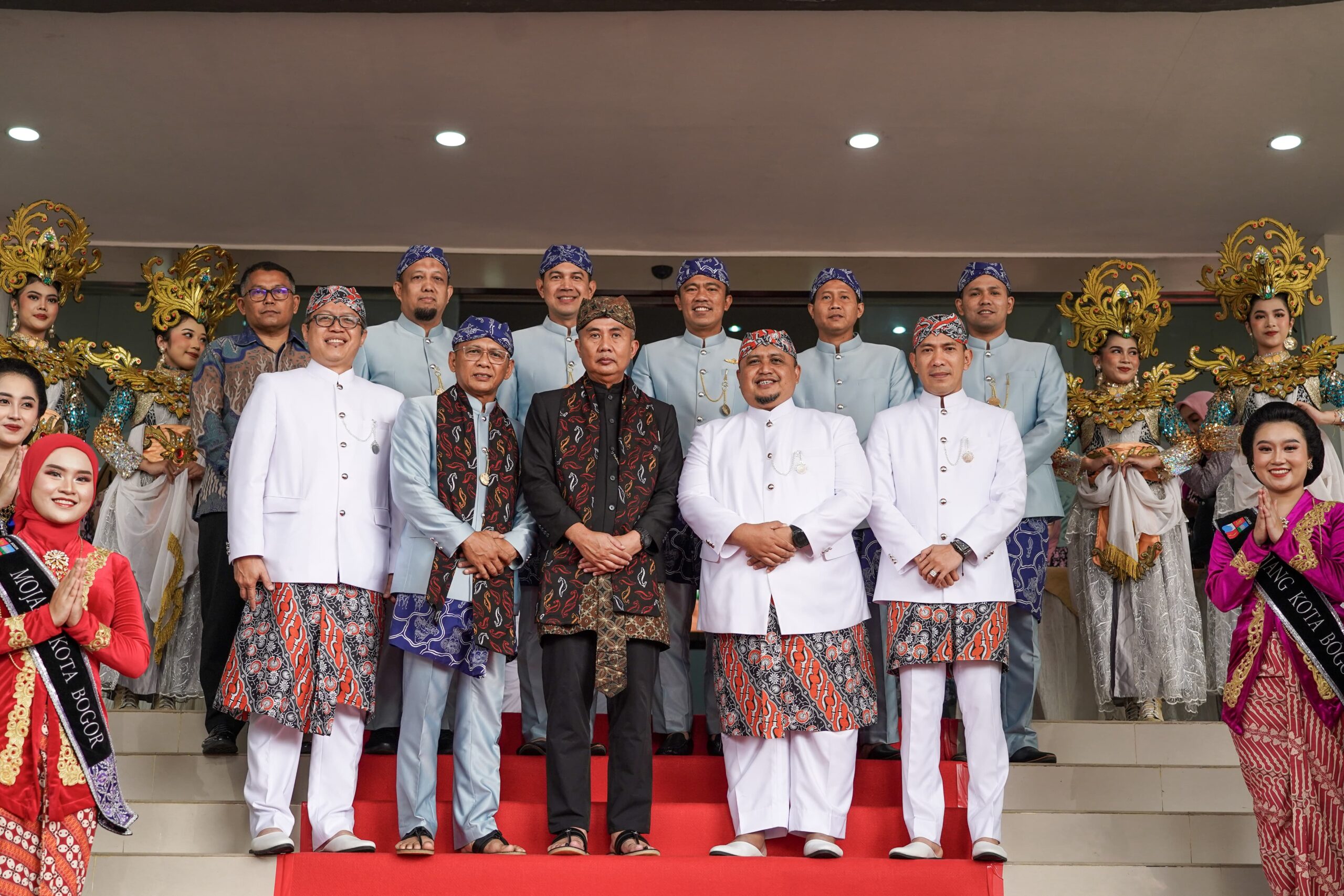 Pj Gubernur Jawa Barat Bey Machmudin berfoto bersama dengan jajaran Forkopimda Kota Bogor didepan gedung DPRD Kota Bogor sebelum menggelar rapat paripurna Istimewa HJB ke 542 pada Senin 3 Juni 2024.