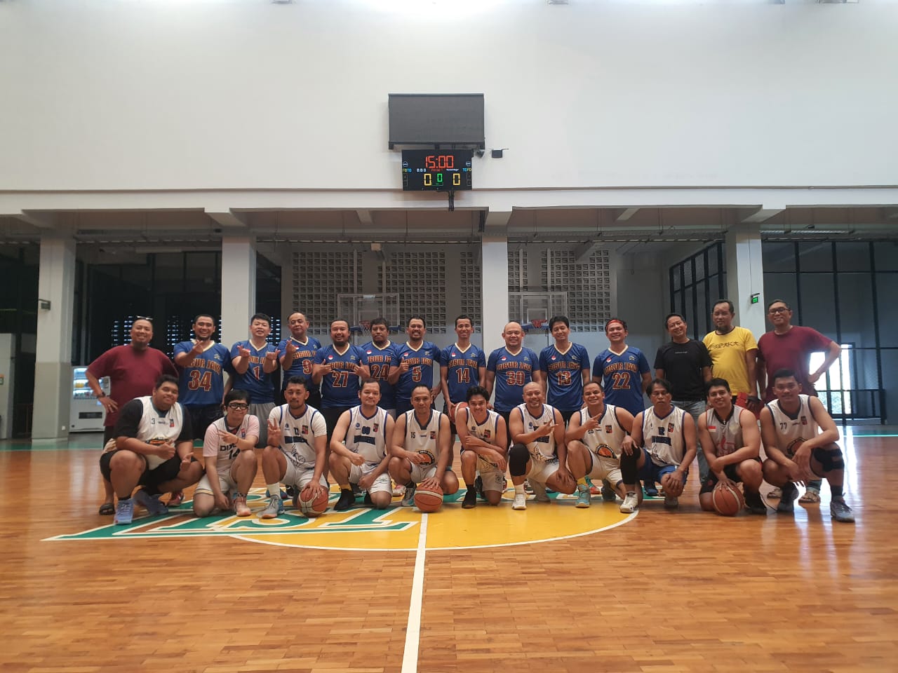 BBB dan tim basket Pemkot Bogor foto bersama sebelum dimulai laga persahabatan yang dimenangkan BBB dengan selisih 10 poin.