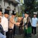 Pj Wali Kota Bogor Hery Antasari menyerahkan hewan kurban kepada Ketua DKM Masjid Raya Al-Mi'raj Ahmad Fathoni pada Senin 17 Juni 2024.