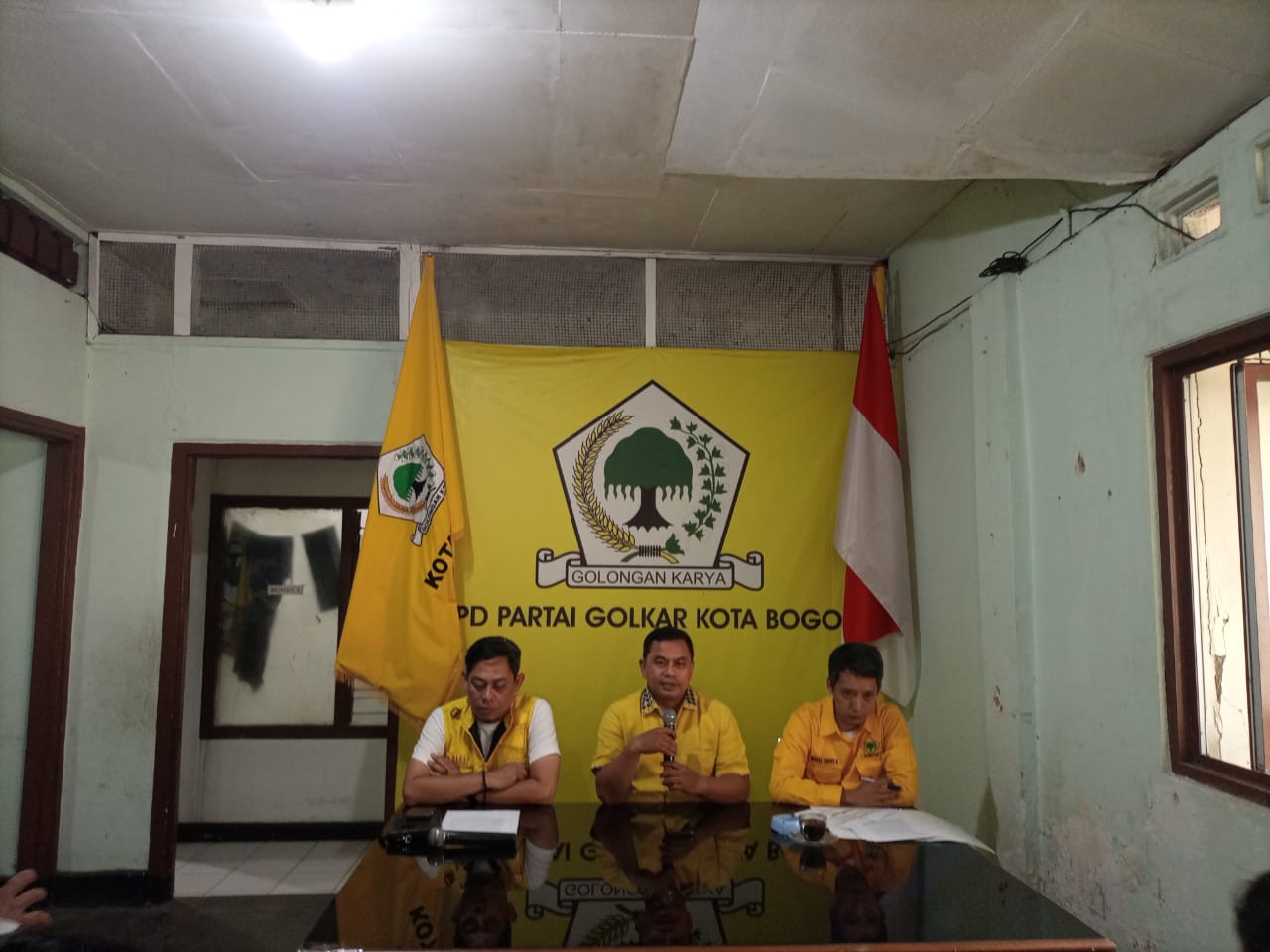 Sekretaris DPD Partai Golkar Kota Bogor M. Aleksander saat memimpin konferensi pers di kantor DPD Partai Golkar Kota Bogor, Jalan Cikuray 13, Kecamatan Bogor Tengah pada Jum'at 21 Juni 2024 sore.