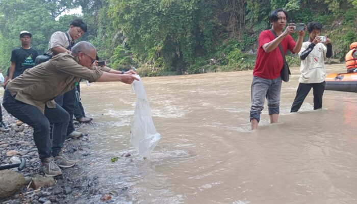 AJPLI dan KLHK Gelar Sedekah Sungai di Kampung Cikuda