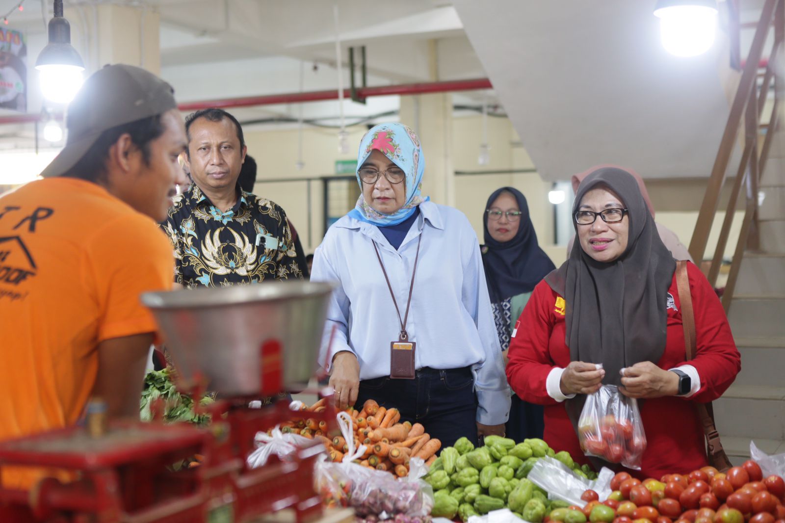 Sekda Kota Bogor Syarifah Sofiah Dwikorawati didampingi Asum Setda Kota Bogor Rakhmawati dan Dirops Perumda PPJ Kota Bogor saat berbelanja di pasar Jambu Dua, Kecamatan Tanah Sareal pada Jum'at 9 Agustus 2024.