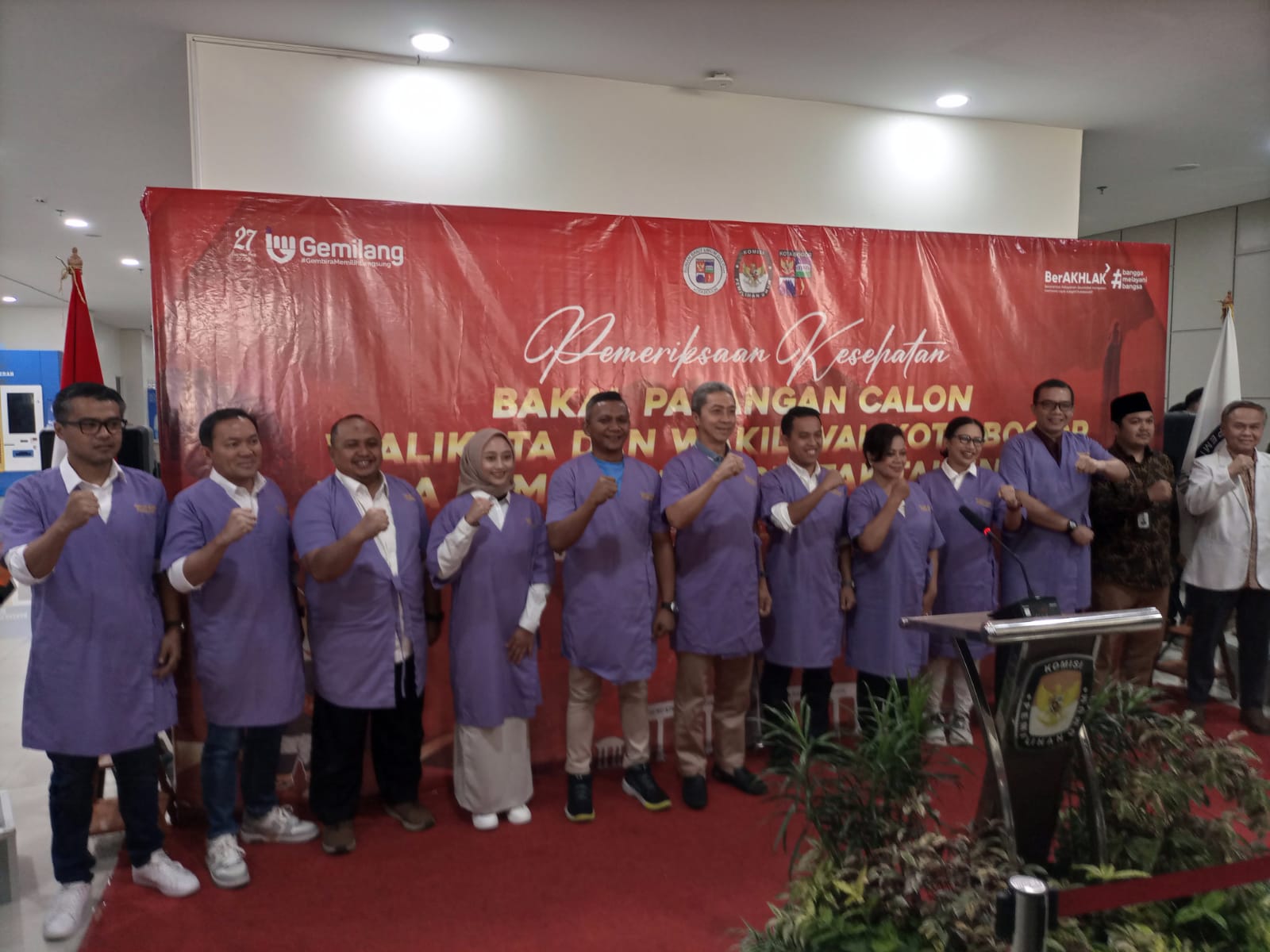 Lima Bapaslon Wali Kota dan Wakil Wali Kota Bogor foto bersama sebelum memulai pemeriksaan kesehatan di RSUD Kota Bogor pada Minggu 1 September 2024.