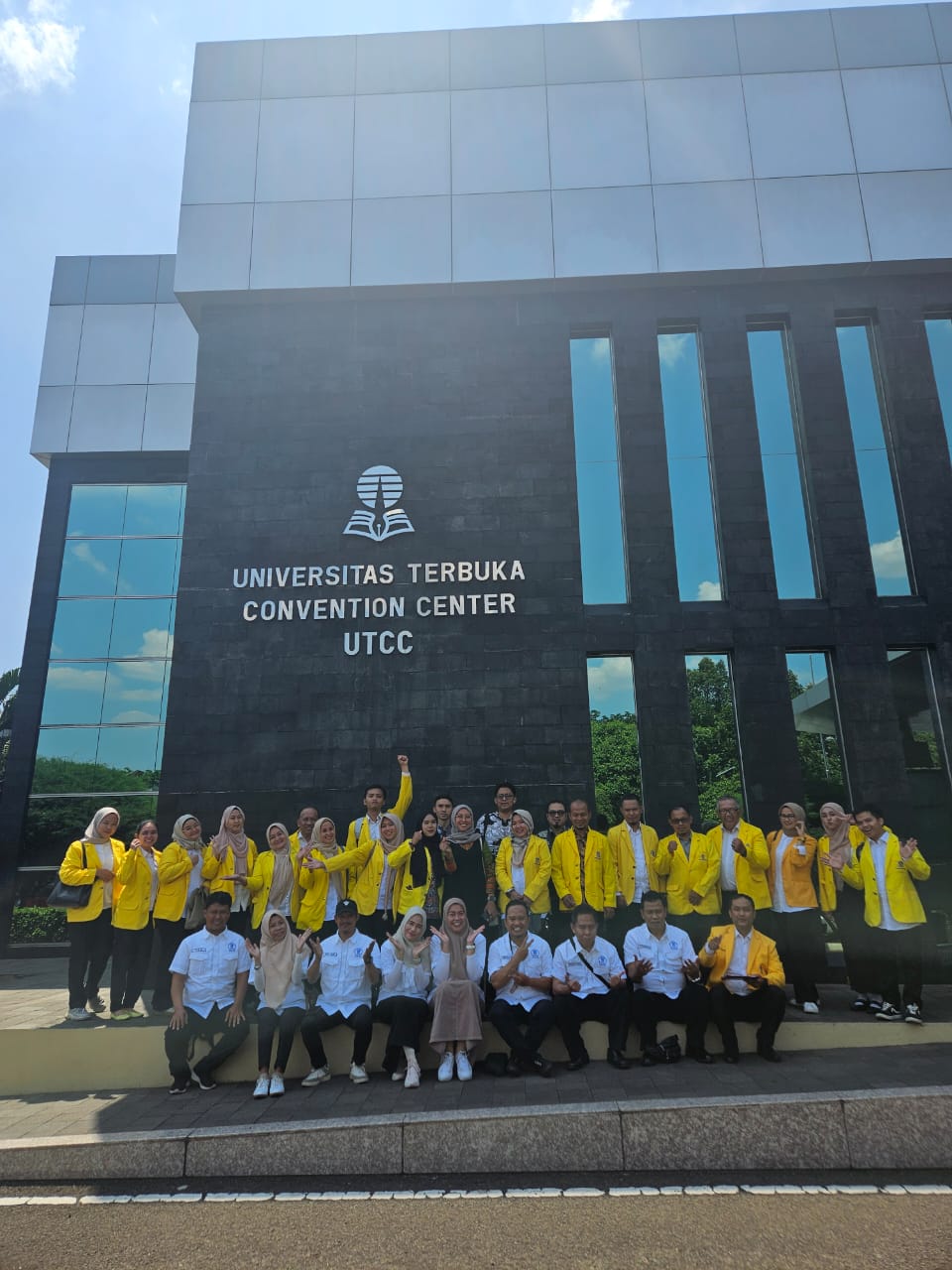 Ikatan Alumni Universitas Terbuka (IKA UT) Cabang Bogor resmi dilantik bersama IKA UT Cabang Depok, Cabang Sukabumi dan Cabang Cianjur di Universitas Terbuka Convention Center (UTCC) Pondok Cabe, Tangerang Selatan, Banten pada Sabtu 26 Oktober 2024