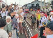 Memeriahkan Hari Sumpah Pemuda, KAI Commuter edukasi dan bagikan berbagai souvenir kepada para penumpang commuterline di Stasiun Bogor, Kecamatan Bogor Tengah pada Senin 28 Oktober 2024.