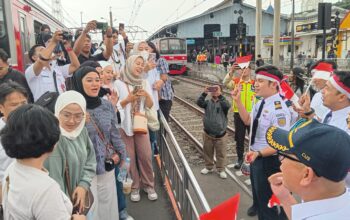 Memeriahkan Hari Sumpah Pemuda, KAI Commuter edukasi dan bagikan berbagai souvenir kepada para penumpang commuterline di Stasiun Bogor, Kecamatan Bogor Tengah pada Senin 28 Oktober 2024.