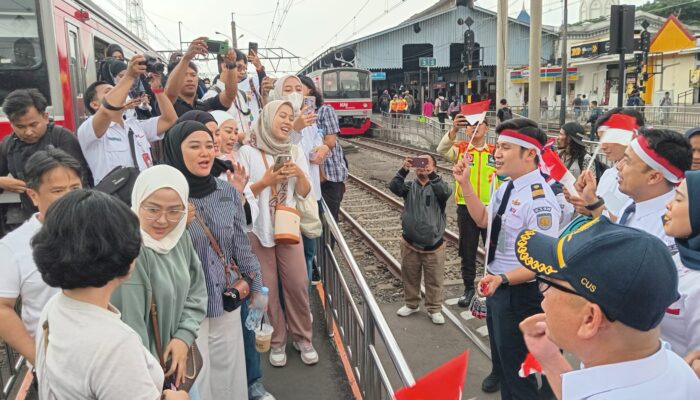 Meriahkan Hari Sumpah Pemuda, KAI Commuter Bagikan Souvenir kepada Penumpang 