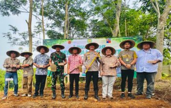 Kapolresta Bersama Forkopimda Kota Bogor Tanam Bibit Jagung di Lahan Tak Produktif 