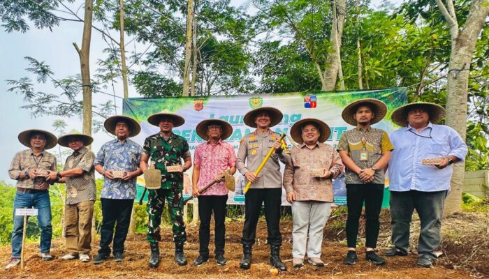 Kapolresta Bersama Forkopimda Kota Bogor Tanam Bibit Jagung di Lahan Tak Produktif 