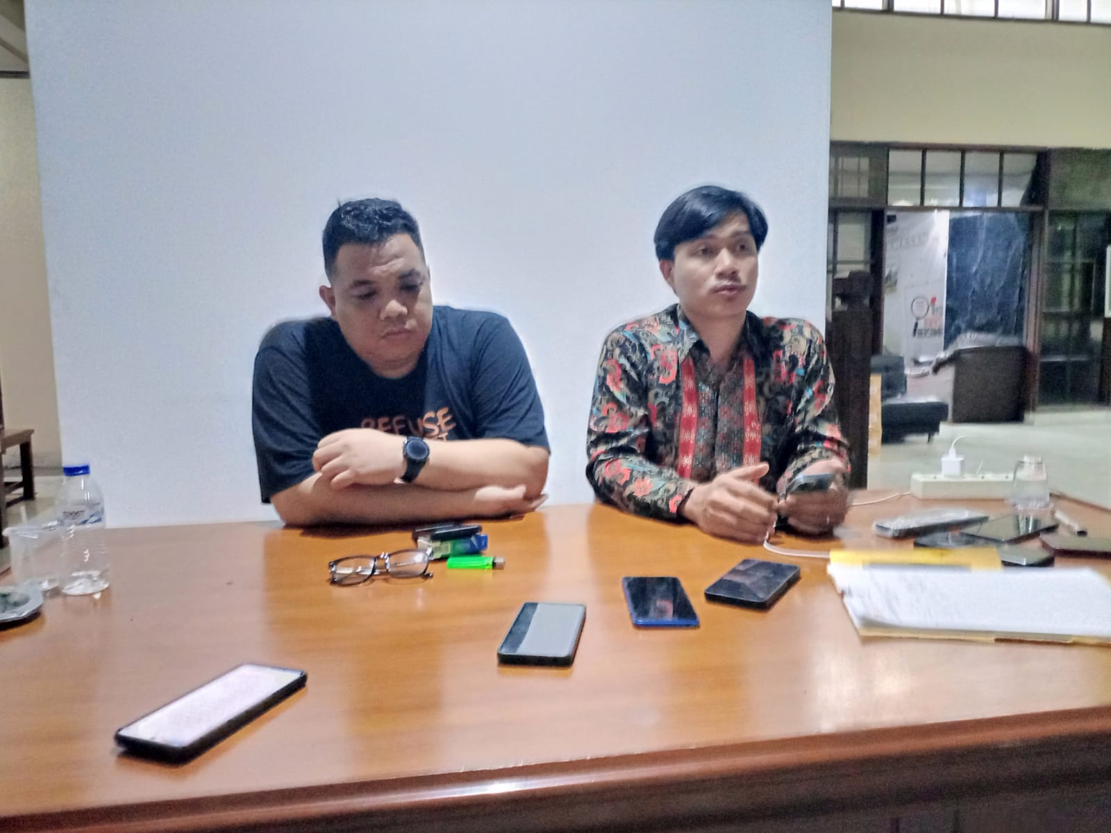 Ketua Bawaslu Kota Bogor Herdiyatna (baju batik) didampingi Kordiv Penanganan Pelanggaran dan Data Informasi Bawaslu Kota Bogor Supriantona Siburian.