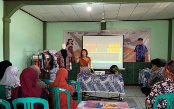 LSPR Institute of Communication and Business mengadakan workshop intensif bertema 'Quality Exports and Digital Marketing' untuk para pengrajin batik Cibuluh. Workshop ini dilaksanakan pada 1 Desember 2024 di Kampung Batik Cibuluh, Kecamatan Bogor Utara