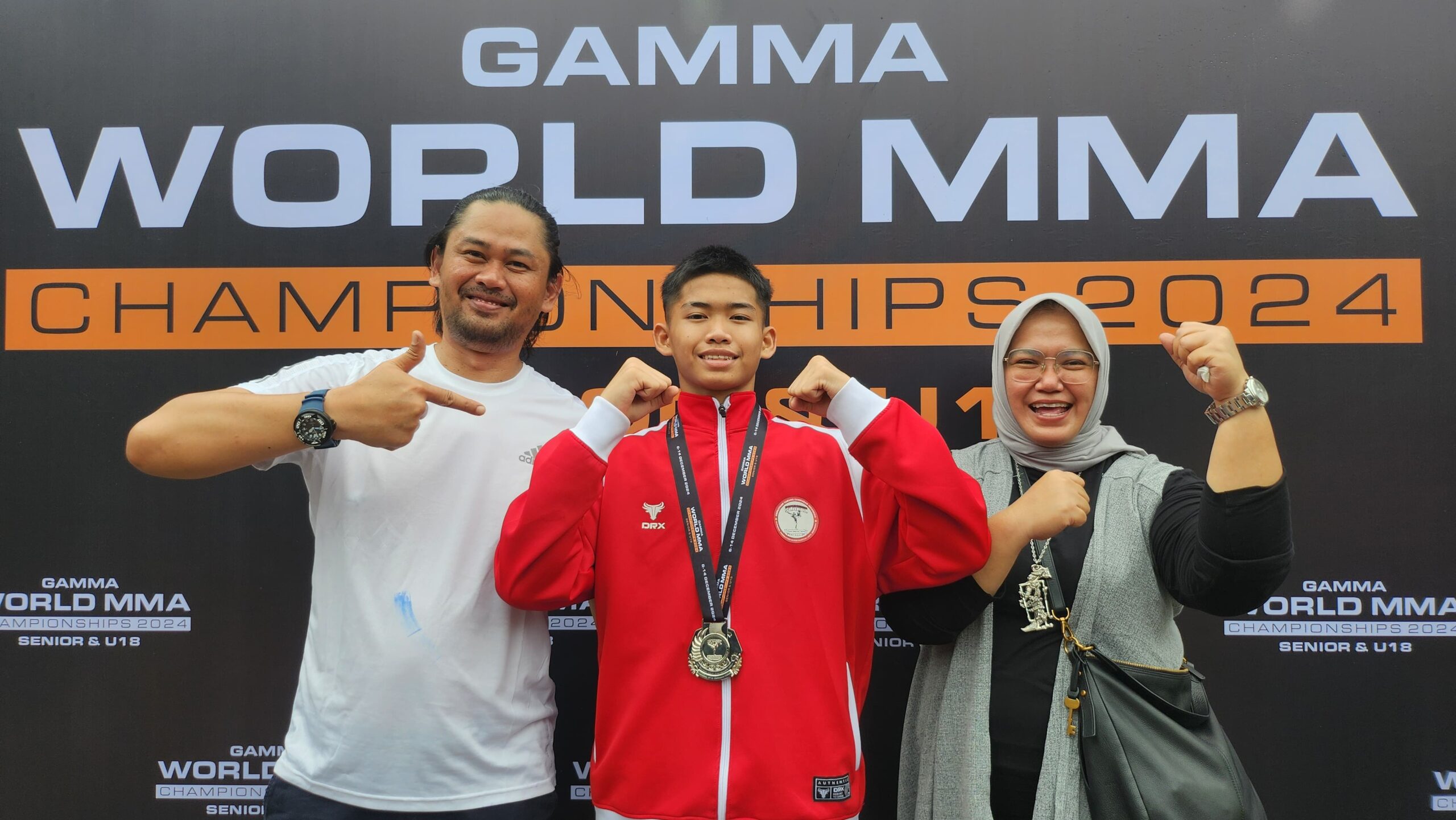 Bumi Magani Abraar Himara mengharumkan nama Kota Bogor berhasil menjadi runner-up kelompok U-18 under 54 dalam kejuaraan Gamma World MMA Championship 2024 senior & U-18 di Dewa United Arena, Kabupaten Tangerang, Provinsi Banten.