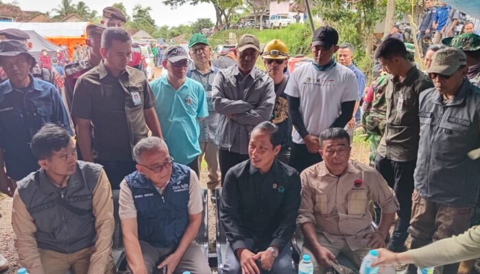 Menteri LH Salurkan Bantuan Untuk Korban Banjir Bandang Sukabumi