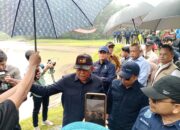 Menteri Lingkungan Hidup Hanif Faisol saat meninjau kawasan Danau Lido, Kecamatan Cigombong pada Sabtu 1 Februari 2025.