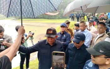 Menteri Lingkungan Hidup Hanif Faisol saat meninjau kawasan Danau Lido, Kecamatan Cigombong pada Sabtu 1 Februari 2025.