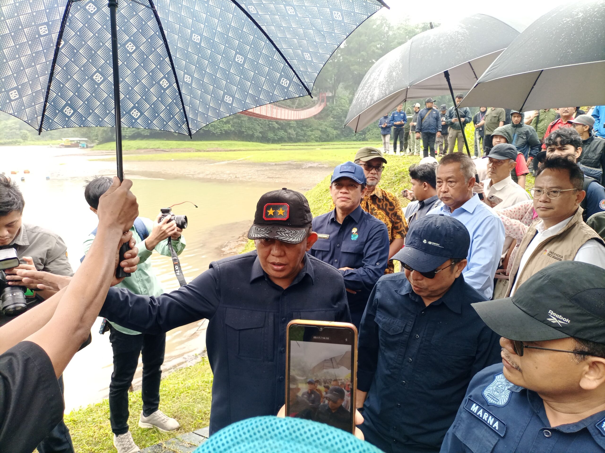 Menteri Lingkungan Hidup Hanif Faisol saat meninjau kawasan Danau Lido, Kecamatan Cigombong pada Sabtu 1 Februari 2025.