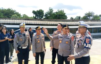 Kapolda Jabar Irjen Polisi Akhmad Wiyagus didampingi Kapolresta Bogor Kota Kombes Polisi Eko Prasetyo di GT Ciawi 2