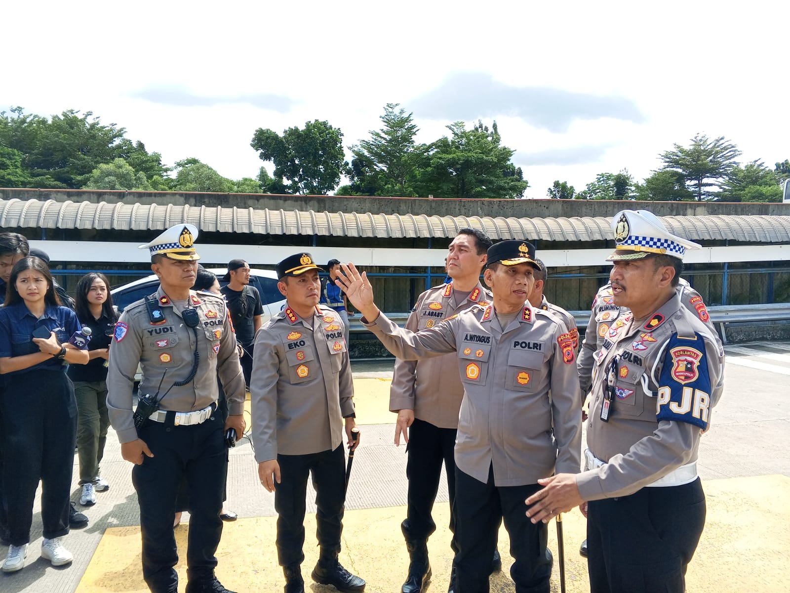 Kapolda Jabar Irjen Polisi Akhmad Wiyagus didampingi Kapolresta Bogor Kota Kombes Polisi Eko Prasetyo di GT Ciawi 2