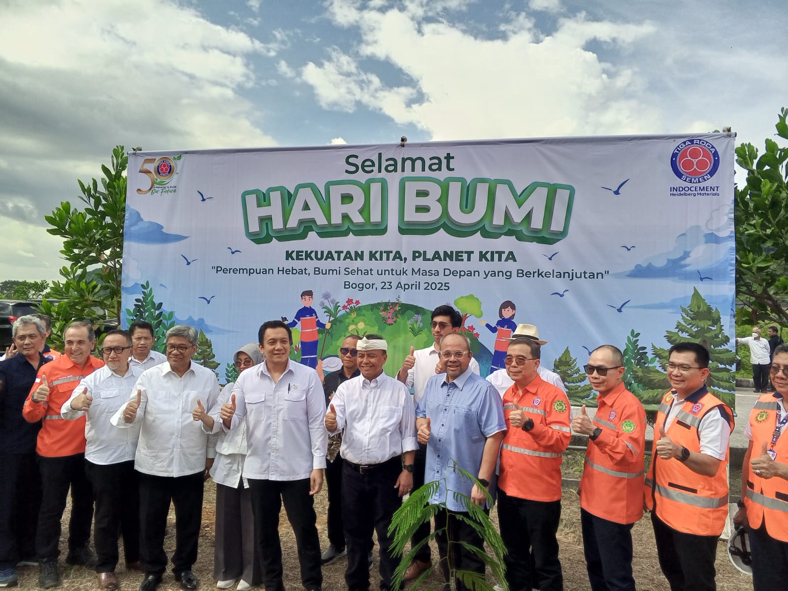Wakil Menteri Lingkungan Hidup Diaz Hendropriyono, Sekretaris Daerah (Sekda) Provinsi Jawa Barat, Herman Suryatman serta jajaran Direksi PT Indocement Tiga Roda melakukan penanaman pohon sebagai simbol komitmen menjaga lingkungan di TPPAS Lulut Nambo, Kabupaten Bogor pada Rabu 23 April 2025.