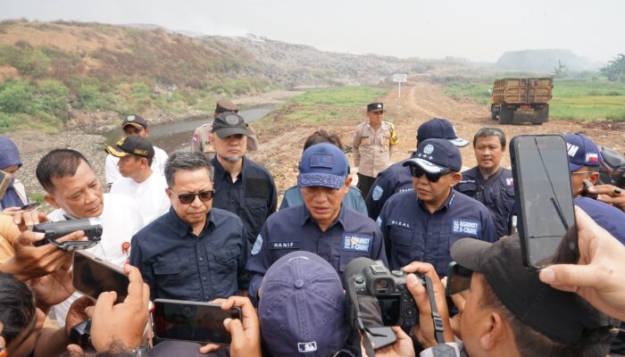 Menteri LH/BPLH Sidak ke TPA Jatiwaringin, Temukan Kebakaran dan Pencemaran Air Lindi