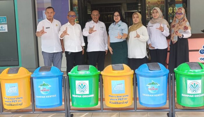 Mayora Group Berikan Bantuan Tempat Sampah Terpilah Untuk SMKN 3