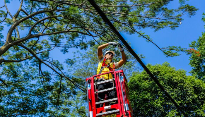 Pemkot dan APJATEL Tertibkan Kabel Udara di Jalan Jalak Harupat Sempur