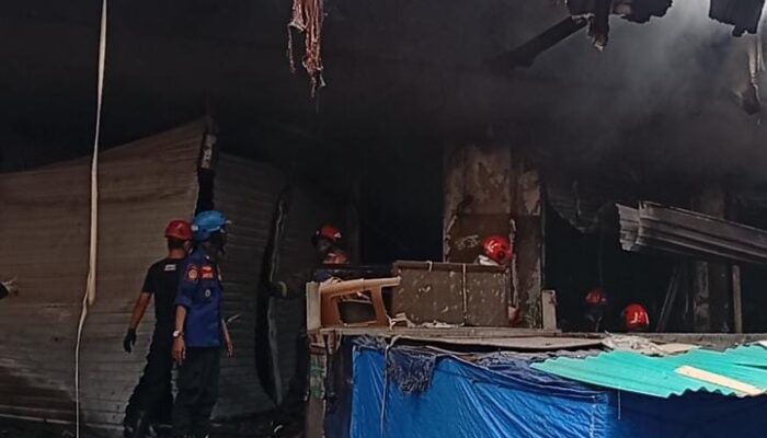 Sebanyak 25 Kios Pasar Kebon Kembang Blok CD Ludes Dilahap Si Jago Merah