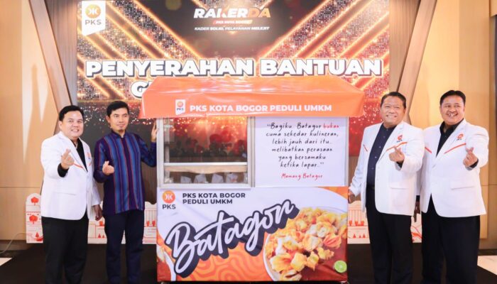 PKS Dorong Kemandirian UMKM dengan Tebar Grobak Gratis