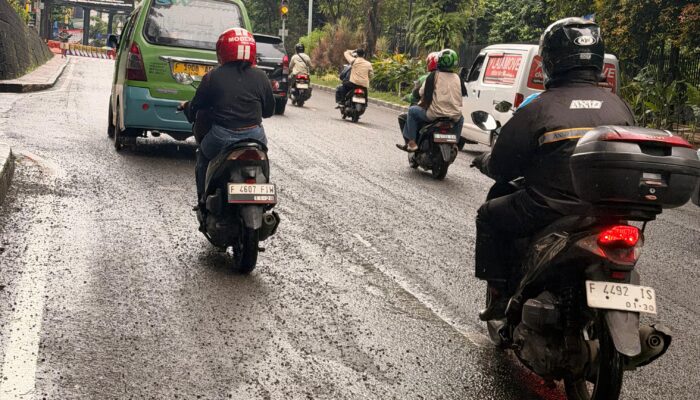 Warga Keluhkan Kerusakan Jalan Jalak Harupat, Desak Segera Lakukan Perbaikan