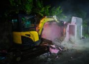 Petugas Gabungan Tertibkan 14 Bangunan Liar di Bogor Selatan 