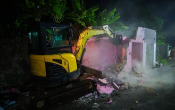 Petugas Gabungan Tertibkan 14 Bangunan Liar di Bogor Selatan 