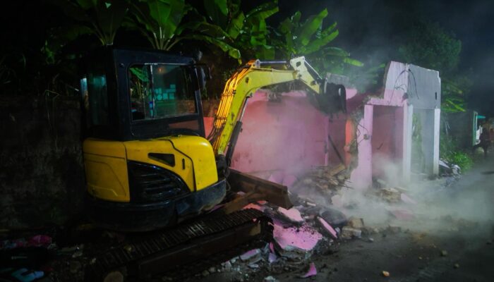 Petugas Gabungan Tertibkan 14 Bangunan Liar di Bogor Selatan 